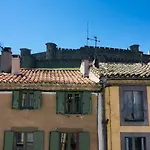 Au pied de la Cité
